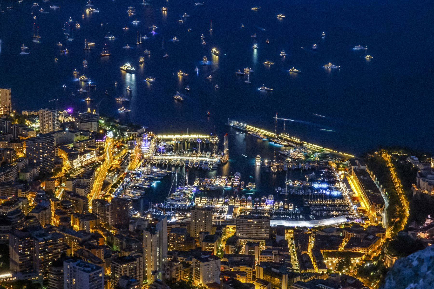 Le port de Monaco illuminé la nuit